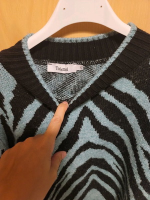 Toi Moi sweater large like new, thick knit, puffed sleeves, black and blue zebra