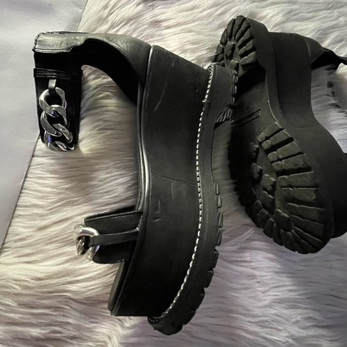 Kendall + Kylie Cass platform sandals used, black with chains