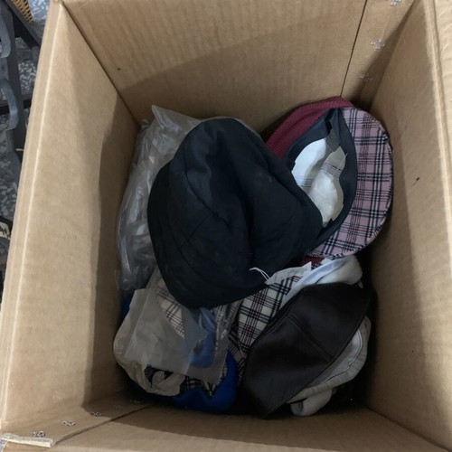 Woolen accessories new, box of about 20 pieces