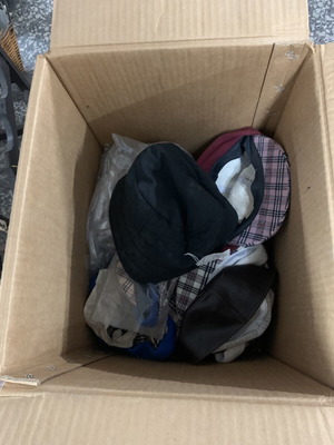 Woolen accessories new, box of about 20 pieces