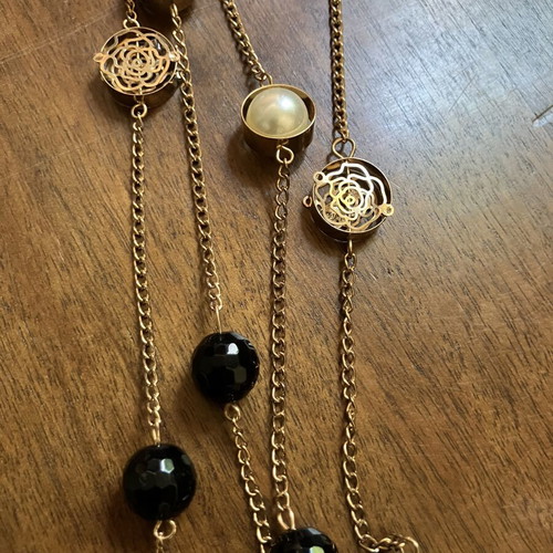 Necklaces set like new, metal and glass, plastic