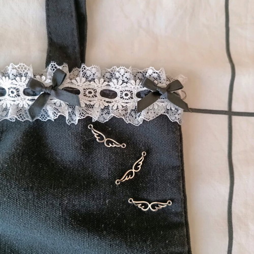 Tote bag χειροποίητη, 37x32, δαντέλα και charms, μαύρο ώμου