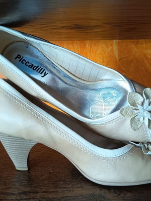Piccadilly beige leather heels size 40 like new