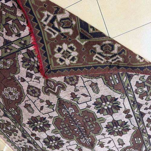 Large rug like new, family heirloom