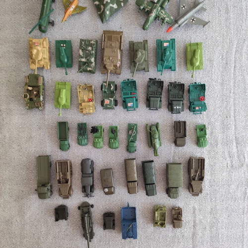 Plastic military tanks used, set of 42