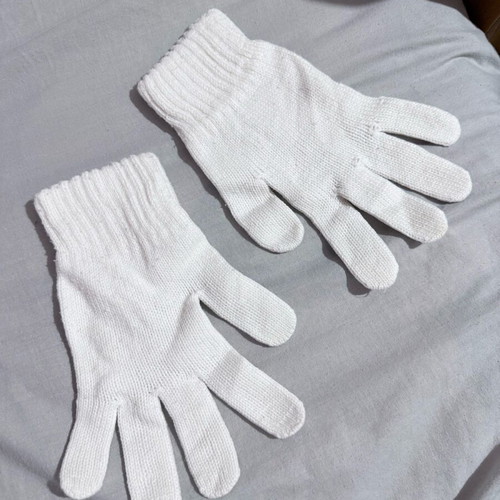 White knitted women's gloves like new