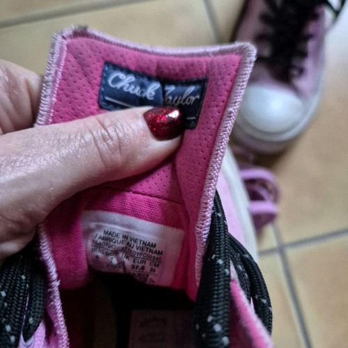 All Star Chuck Taylor pink athletic shoes like new with two types of laces size 37.5