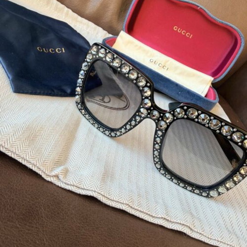 Gucci women's sunglasses like new, black, with case