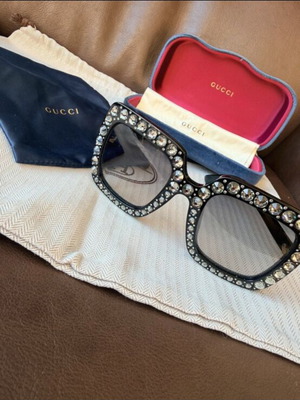 Gucci women's sunglasses like new, black, with case