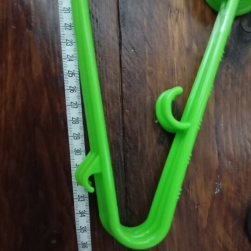 Plastic hangers like new, pack of 5, green color