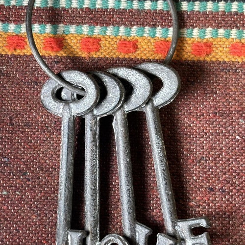 Set of decorative metal skeleton keys spelling LOVE, 11.5cm each