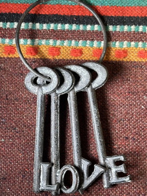 Set of decorative metal skeleton keys spelling LOVE, 11.5cm each