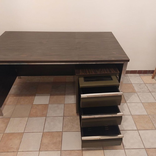 Desk with locking drawer unit used