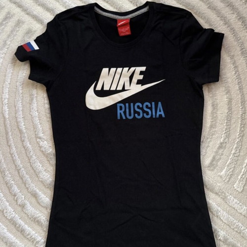 Nike women's Small black t-shirt new