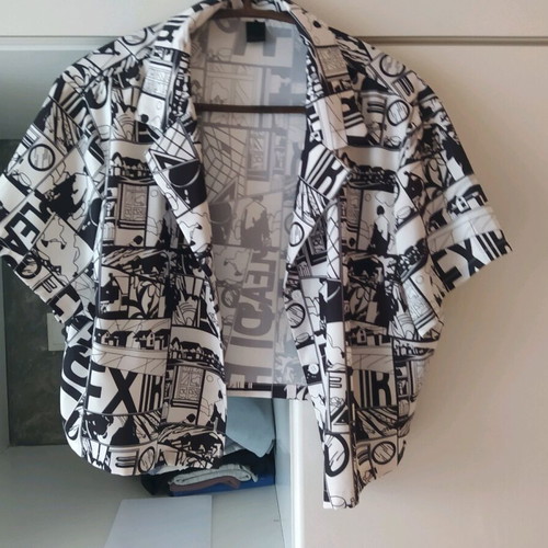 Short black and white shirt youthful like new