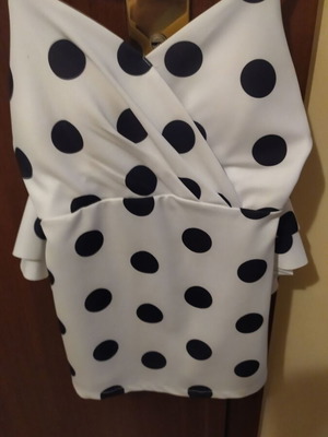 Blouse like new top with bust support and detachable puff sleeves