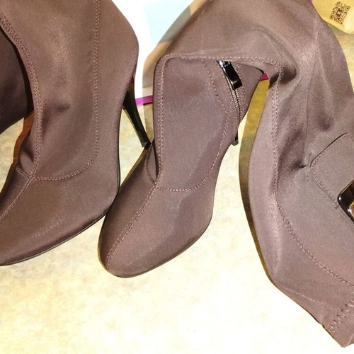 Boots like new with high heel and buckle design size 37