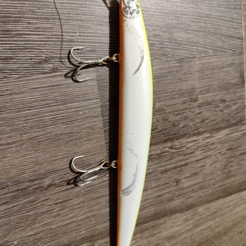 Akami fishing lure, yellow and white