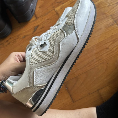 Tommy Hilfiger sneakers like new, size 40, white and silver