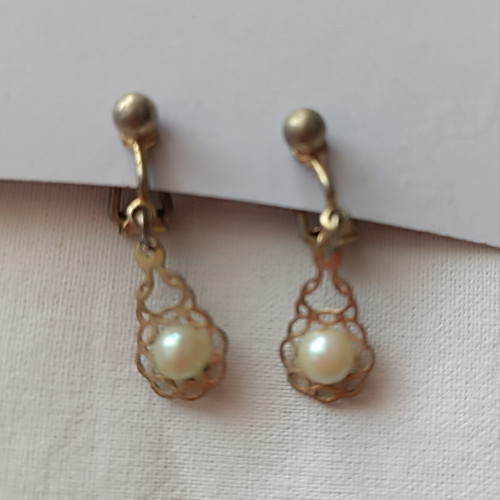Vintage metal earrings with pearl and clip fastening