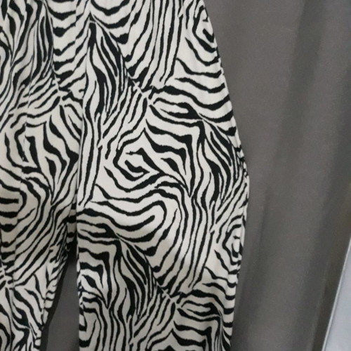 Plus Size γυναικεία παντελόνα ζιπ κιλότ, άσπρη με μαύρα σχέδια, XXL