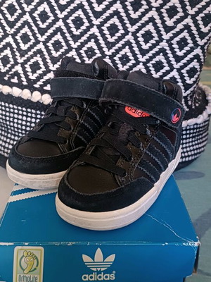 Adidas sneakers boots size 21 like new