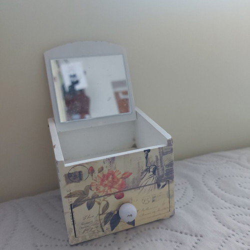 Accessory box like new with storage space and mirror