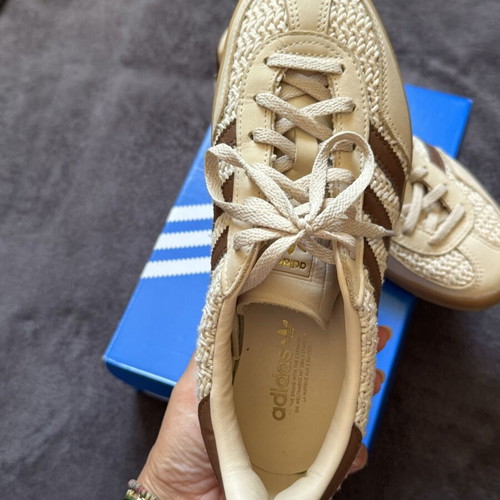 Adidas Gazelle sneakers like new with straw effect and brown stripes