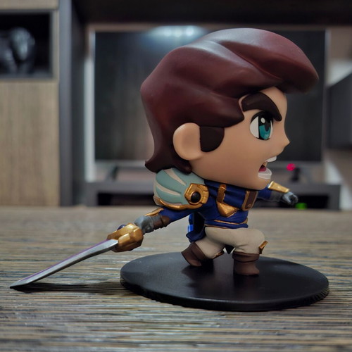 Garen figure from League of Legends like new with box and Riot card