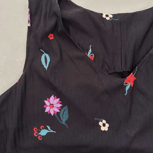 Black Floral Sleeveless Top like new, colorful print, size M