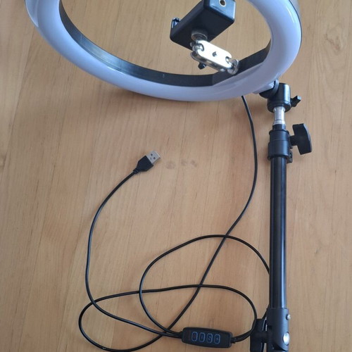 Smartphone stand with detachable ring light, like new, adjustable height and color