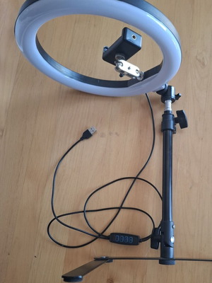 Smartphone stand with detachable ring light, like new, adjustable height and color