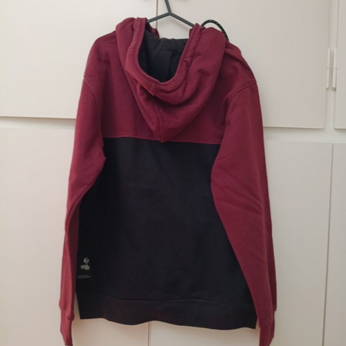 District unisex sweatshirt like new, size L, black and red