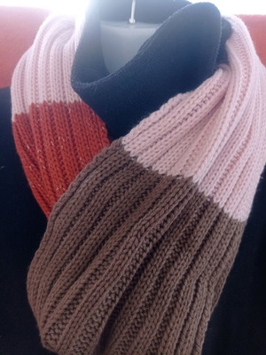 Knitted scarf like new in orange, brown and pink shades with fringes