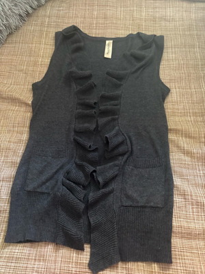 Girls' knitted sleeveless vest with ruffles and decorative pockets, size 158 cm