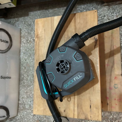 Electric pump with plug for automatic use like new