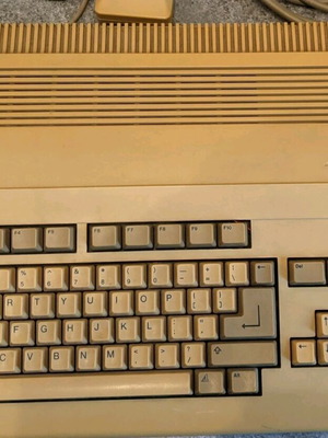 Συλλογή μεταχειρισμένων κονσολών Amiga 500, Sega Master System 2, Gameboy Color