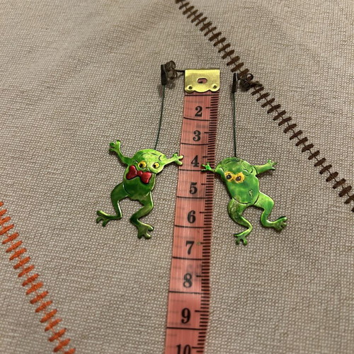 Dangling earrings with frogs like new, green