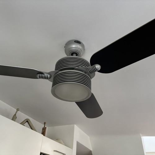 Minimal ceiling fan with light and remote control like new