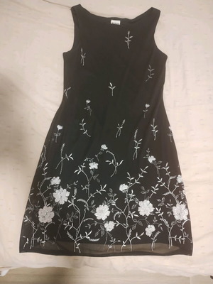Sleeveless A-line dress with flowers like new, black and gray