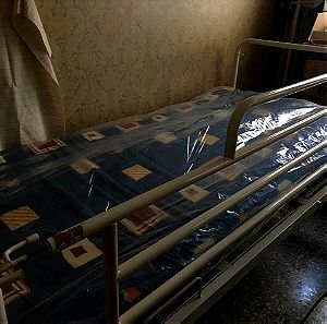 νοσοκομειακό κρεβάτι νοσηλείας με μανιβέλα για ανύψωση πλάτης και πλαϊνά σίδερα (με στρώμα)