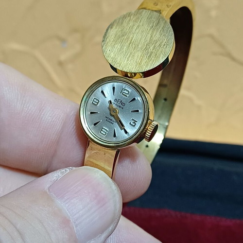 BENO vintage women's mechanical wristwatch with bangle bracelet, like new
