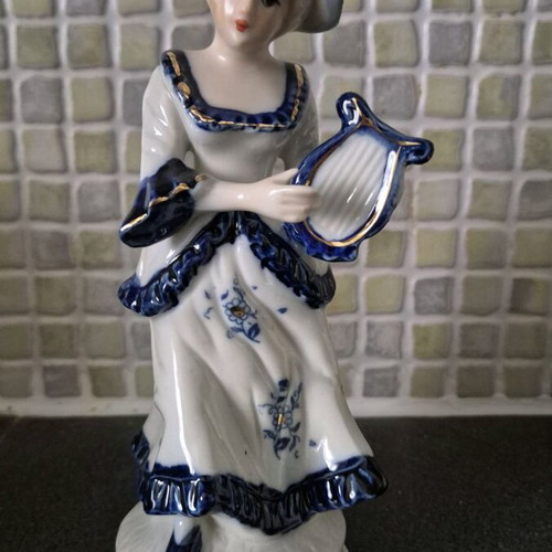 Porcelain decorative item like new, 20 cm