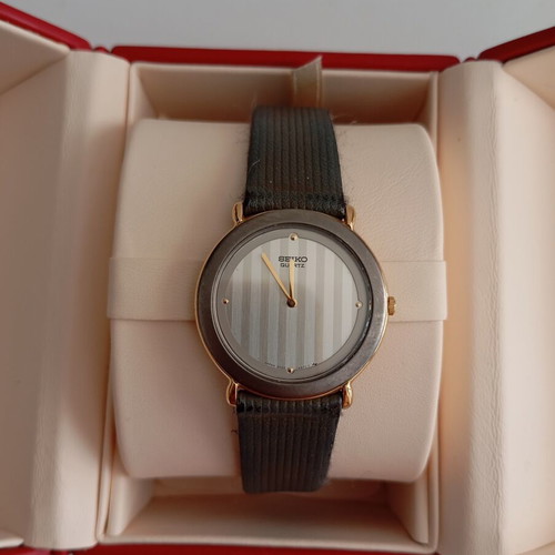 Seiko quartz watch unisex used, gray color