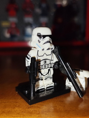 Stormtrooper minifigure with base and blasters, Star Wars