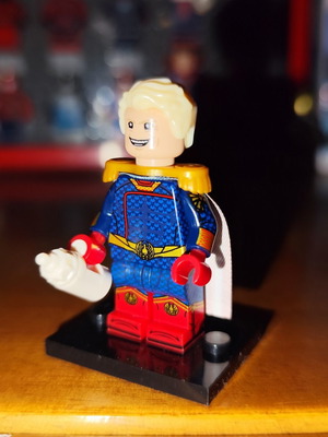 Φιγούρα Homelander σαν καινούργια με αξεσουάρ από τη σειρά The Boys