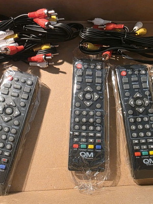 Pack of 5 Universal remote controls (DVB-T2) and 6 RCA cables new