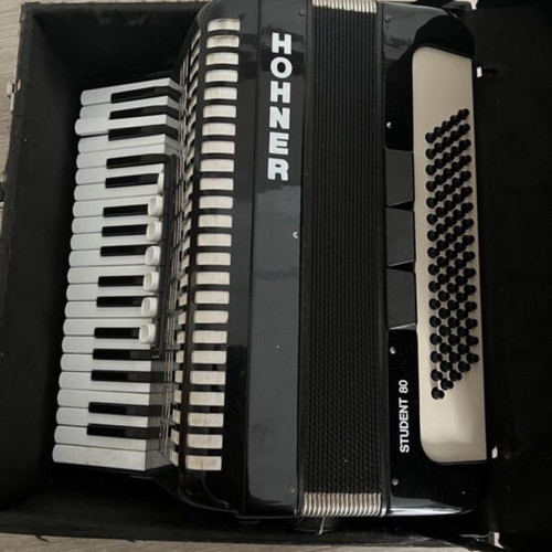 Hohner Student 80 accordion used, fully functional with case