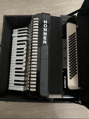 Hohner Student 80 accordion used, fully functional with case