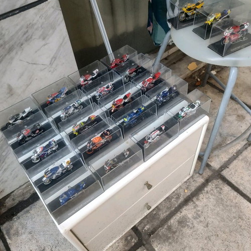 Champion motorcycles collection like new, 23 pieces